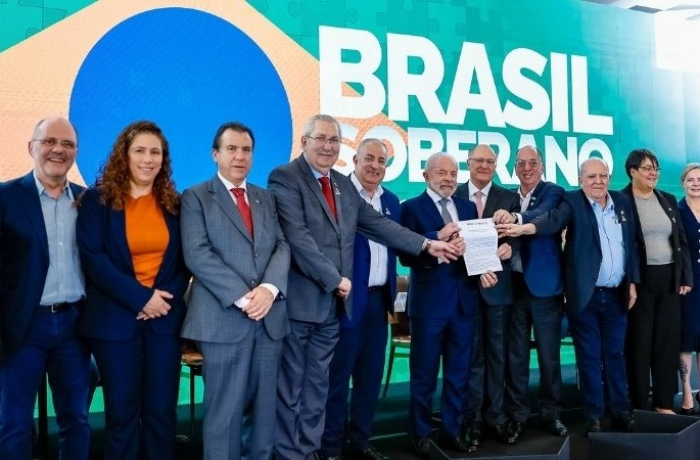 CUT e demais centrais entregam propostas a Lula para enfrentar tarifaço de Trump